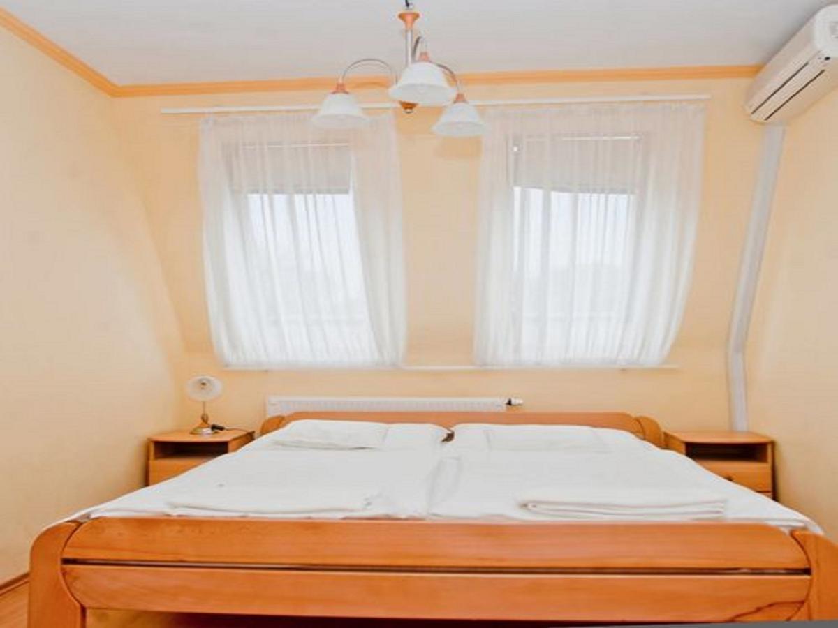 Belvarosi Panzio Debrecen Buitenkant foto